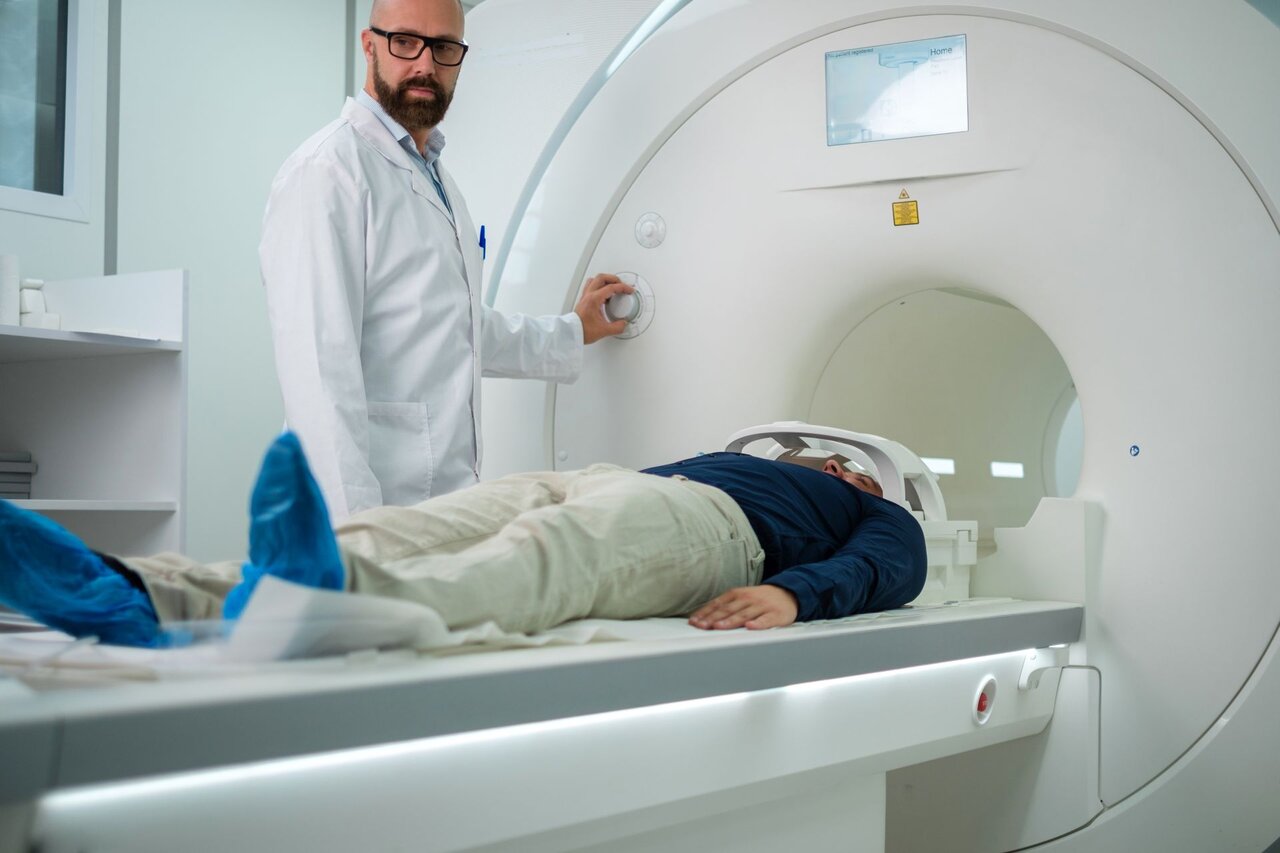 Patient liegt in einem MRT-Gerät zur Diagnostik eines Bandscheibenvorfalls – bildgebende Verfahren helfen beim Erkennen von strukturellen Wirbelsäulenveränderungen.