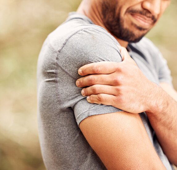 Mann mit Schulterschmerzen